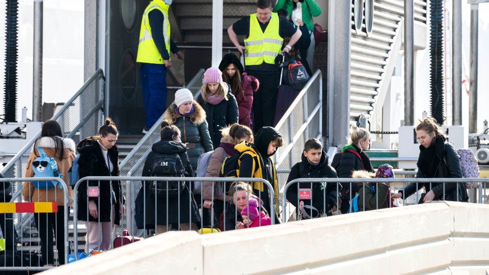 
Det krävs global medvetenhet och ökat arbete och utbildning på lokal nivå i länder som tar emot flyktingar från krig, inklusive Sverige, skriver representanter från fem organisationer. På bilden är det flyktingar från Ukraina anlände med Polenfärjan till terminalen i Nynäshamn i mars 2022.