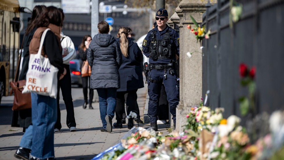 I den bottenlösa sorgen efter attentatet på Malmö latin måste politiken hålla sig stark. Den har att komma till rätta med de problem som uppstått och som påverkar vår trygghet.