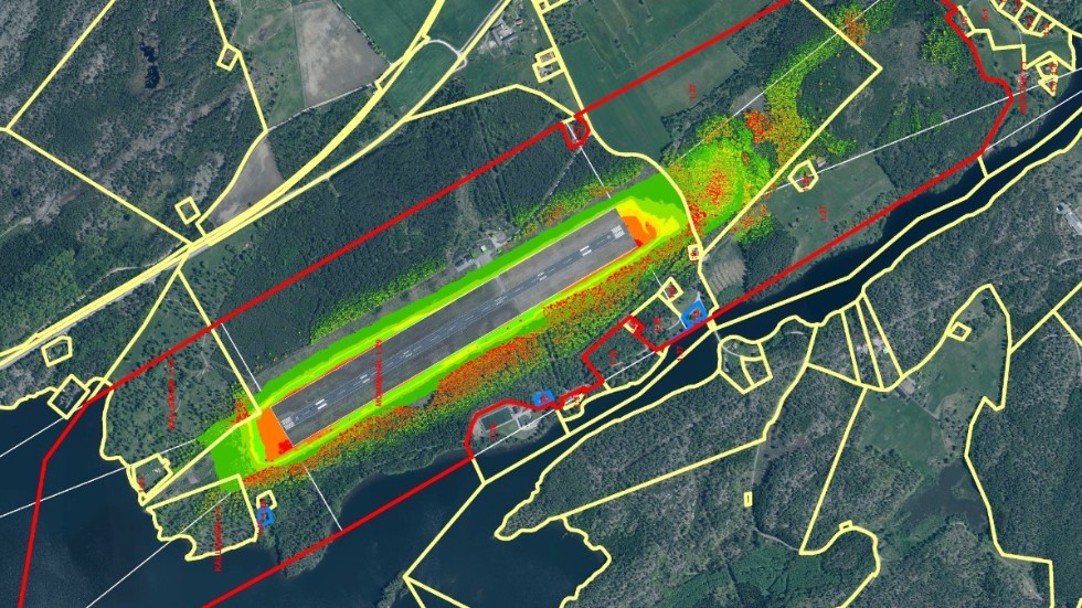 På kartan syns det område vid flygplatsen som kommunen vill ha rådighet över. Innanför det röda strecket behöver hinderfriheten kunna säkerställas. De gula strecken är tomt- och fastighetsgränser. I nedre vänstra hörnet syns sjön Hjorten.