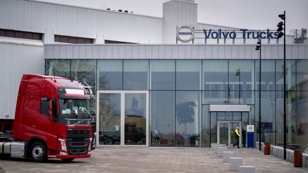 Volvo Lastvagnar fick för mycket pengar i korttidsstöd under pandemin, och blir nu återbetalningsskyldiga till Tillväxtverket. Arkivbild.