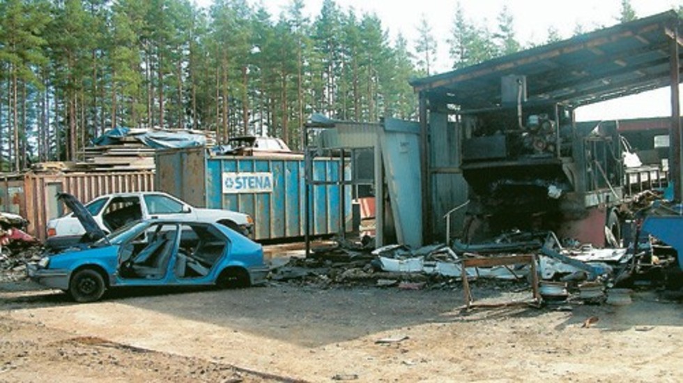 När gamla skrotbilar plockat rena från motor och annat så hamnar de här i pressmaskinen där det blir små plåtpaket. Dessa går sedan till Halmstad för återvinning.