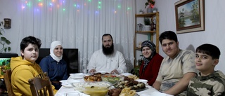 "Ramadan mobarak!" – Familjen Arabi Kabti i Vimmerby bjuder in till iftar • "Vi steg upp klockan tre och åt frukost"