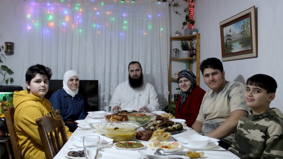 Hela familjen Arabi Katbi är samlade till bords för iftar, som måltiden kallas när man bryter fastan. Men efter en hel dags fasta är det svårt att äta mycket på en gång, därför äter man lite i omgångar och kommer äta mer efter man varit moskén och innan man går och lägger sig. 