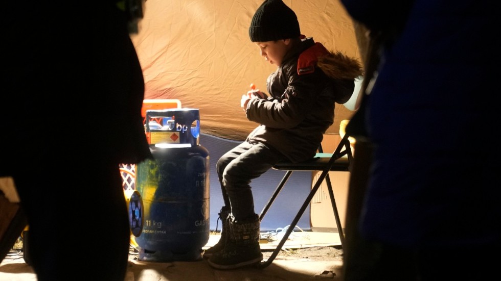 Pojken på flykt från Ukraina väntar i ett tält i Medyka, Polen. Bilden tagen söndag 6 mars.