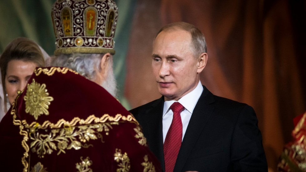 Patriark Kirill har blivit en av president Vladimir Putins närmast förtrogna. Här syns de båda på en bild från påskfirandet i Moskva 2018.