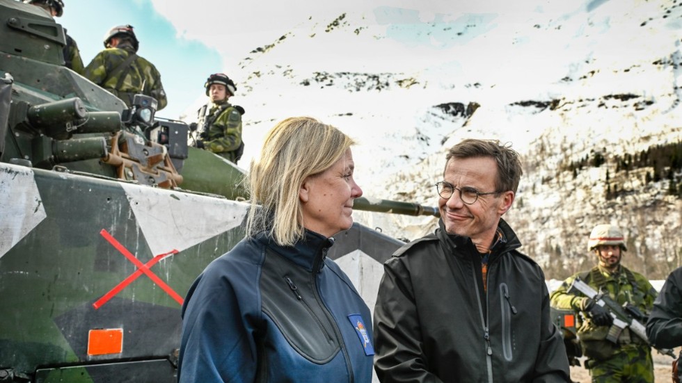 Här står de i mitt i Natoövningen i Bjerkvik i norra Norge. Statsministern och hennes utmanare i höstens val. Vem ska dra det längsta strået? Valet kan gå hur som helst. Widar gissar att Magdalena Andersson blir den som för in Sverige i Nato. 