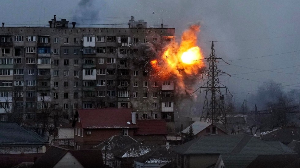 Rysk granatbeskjutning träffar i fredags bostadshus i Mariupol i södra Ukraina.