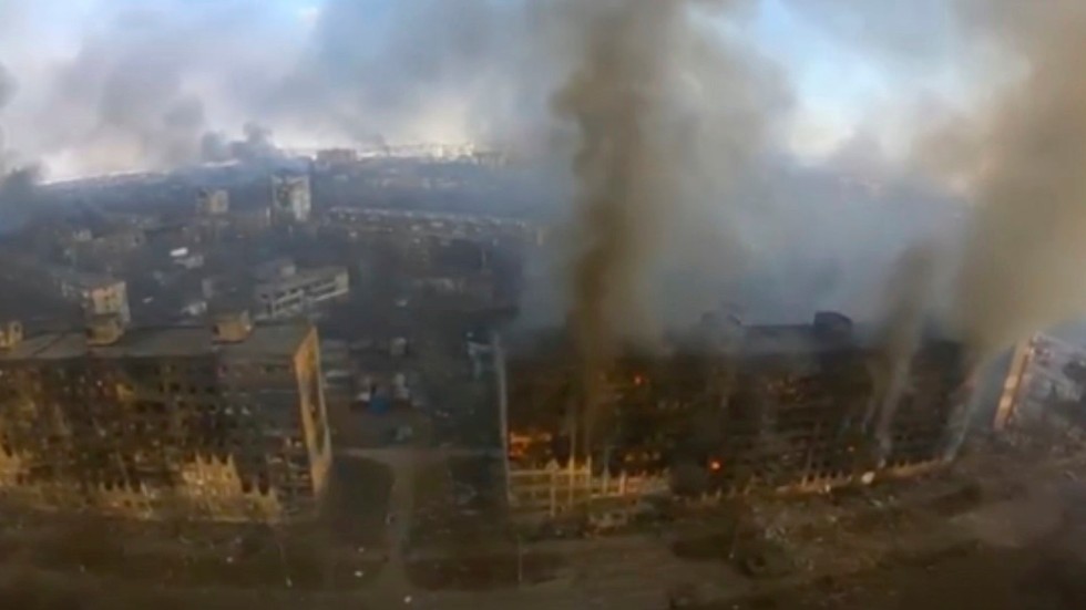 Ett utbombat bostadsområde i Mariupol.