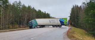 Lastbil blockerar vägen