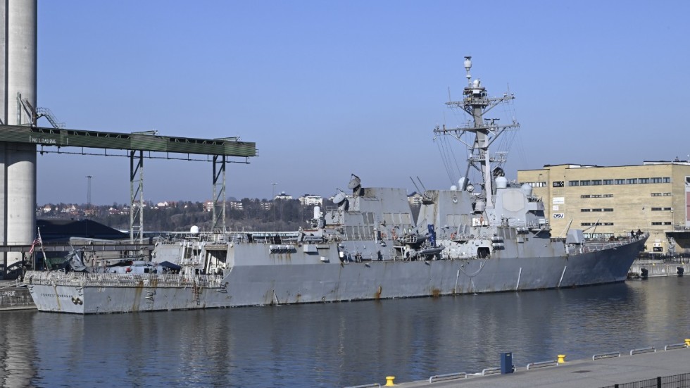 Den amerikanska missiljagaren USS Forrest Sherman av Arleigh Burke-klass har anlänt Frihamnen i Stockholm.