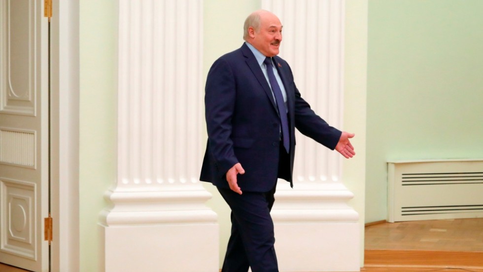 Belarus ledare Aleksandr Lukasjenko benämnde Ukrainakriget som just ett krig. Här är han på besök i Kreml i Moskva i mars. Där får man inte använda det ordet. Arkivbild.