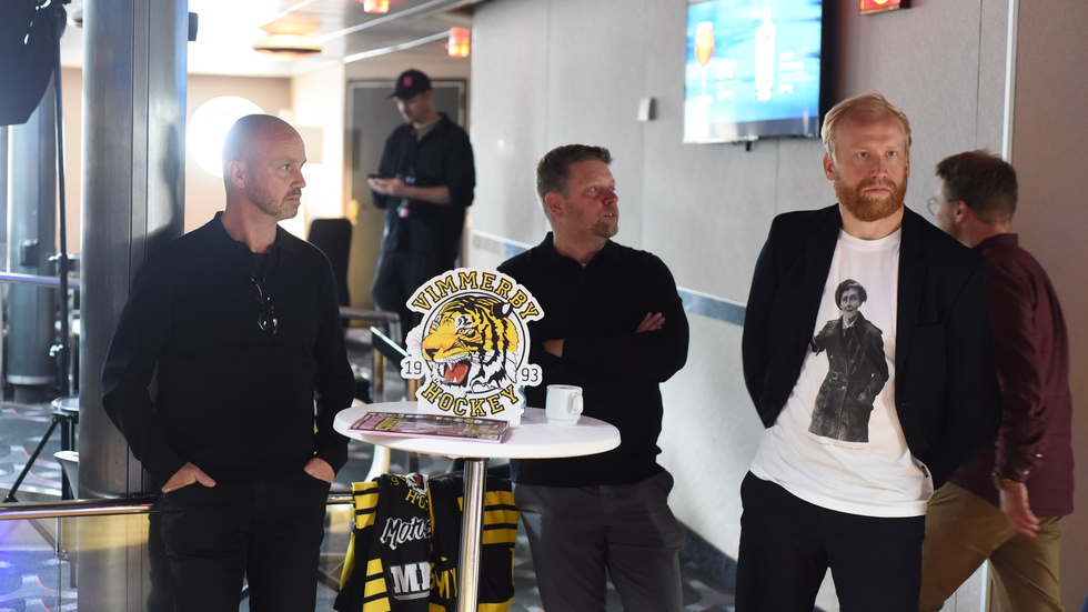 Vimmerby Hockeys representanter Peter "Piva" Johansson, Pelle Johansson och Jakob Karlsson, iklädd en Astrid Lindgren-tröja.