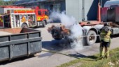Lastbilsdäck exploderade – intill brandstation
