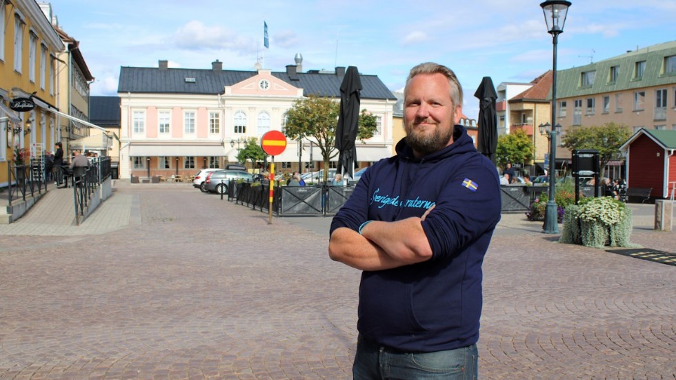 "Vi står här varje lördag för att visa upp oss för befolkningen", säger Jimmy Rödin (SD) som valde Stora Torget i Vimmerby som plats för intervjun.