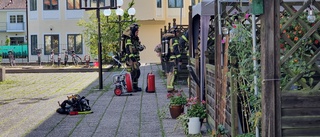 Kollas av ambulanspersonal efter rök i lägenhet
