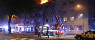 Brand i flerfamiljshus i Uppsala – 26 evakuerade till skola