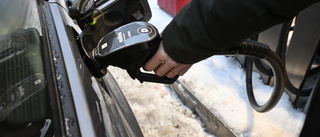 Dieseln under 18 kronor – bensinpriset höjs
