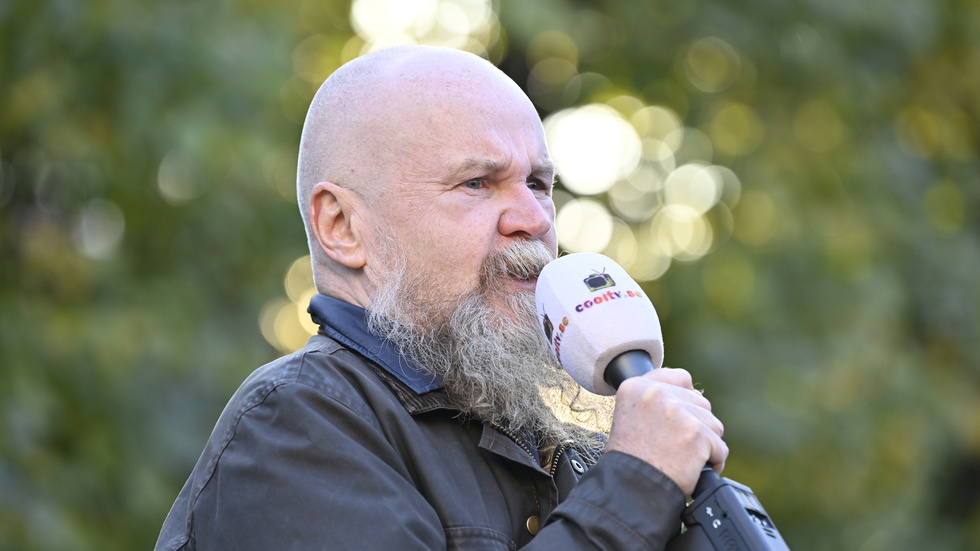 Alexander Bard under en proisraelisk demonstration på Norrmalmstorg i Stockholm förra året.