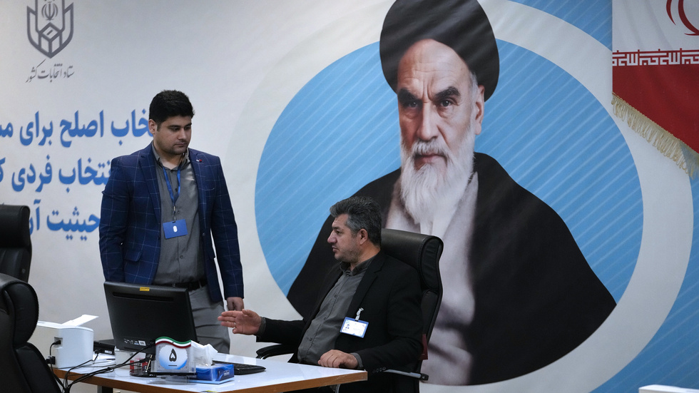 Ett porträtt av den framlidne islamistiske revolutionären Ayatollah Khomeini övervakar rösträkningen vid presidentvalet som hölls i Iran tidigare i år. Det religiösa Väktarrådet avgör vilka kandidater som får ställa upp. Politisk och religiös fundamentalism håller demokrati och friheter borta för vanligt folk. 