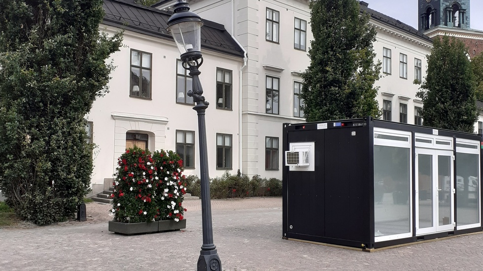 Insändarskribenten anser att de sneda stolparna borde rätas upp på Stora torget, innan det lyfts dit containrar och görs andra åtgärder.