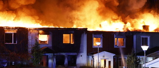Kraftig brand i radhuslänga utanför Stockholm
