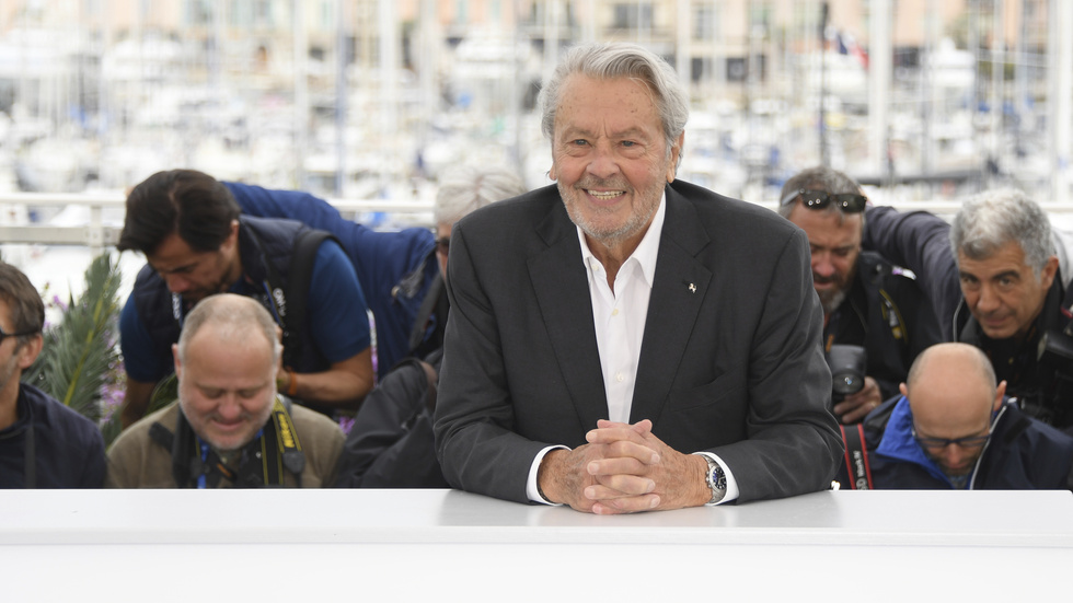 Alain Delon, känd för sina rollprestationer i "Rocco och hans bröder" och "Blodröd sol" har gått bort. Bild från filmfestivalen i Cannes 2019 då Delon fick en hederspalm för sin karriär som skådespelare. Arkivbild.