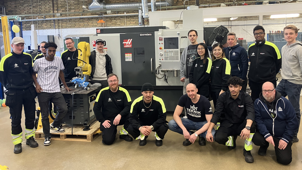 Elever och lärare på Additivt Teknikcenter i Hultsfred har fått en ny maskin, en CNC-styrd svarv med robot.