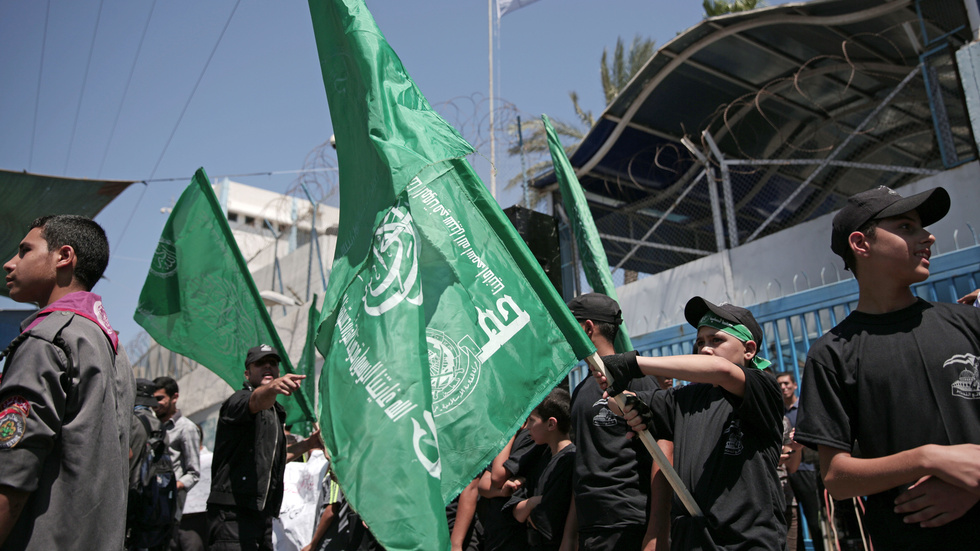 Relationen mellan Hamas och UNRWA har varit besvärande länge. Här demonstrerar unga Hamas-aktivister i Gaza för några år sedan, då de tycker FN-hjälpen är alltför snålt tilltagen.