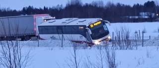 Buss i diket på E4 norr om Rutvik – begränsad framkomlighet