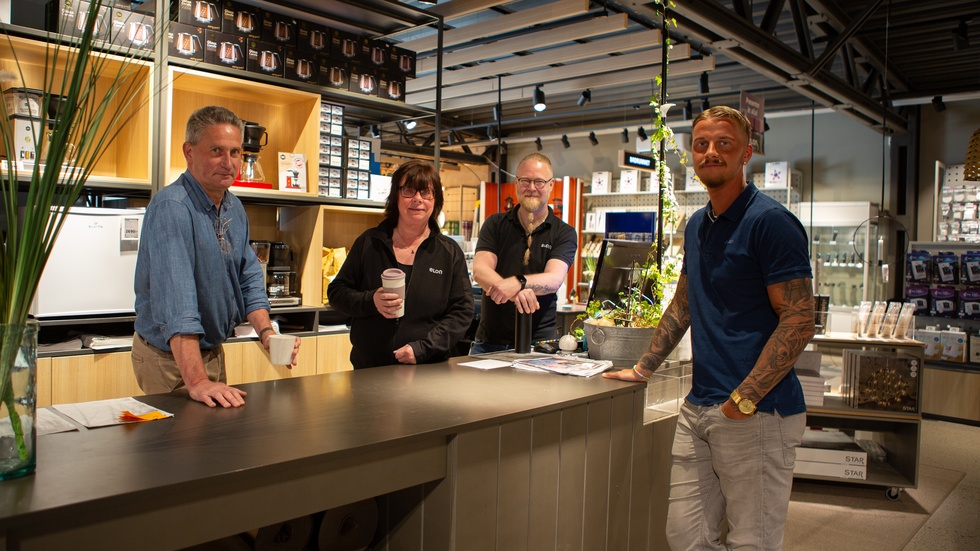 I butiken på Gumsbackevägen 8 i Nyköping jobbar sex personer. Här på bild syns ägaren Stefan samt butikssäljarna Anette, Marcus och Jakob.