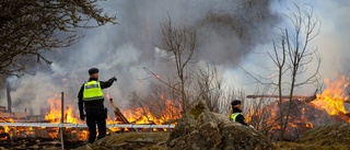Ladugård brann ner – räddningstjänsten skyddade andra byggnader