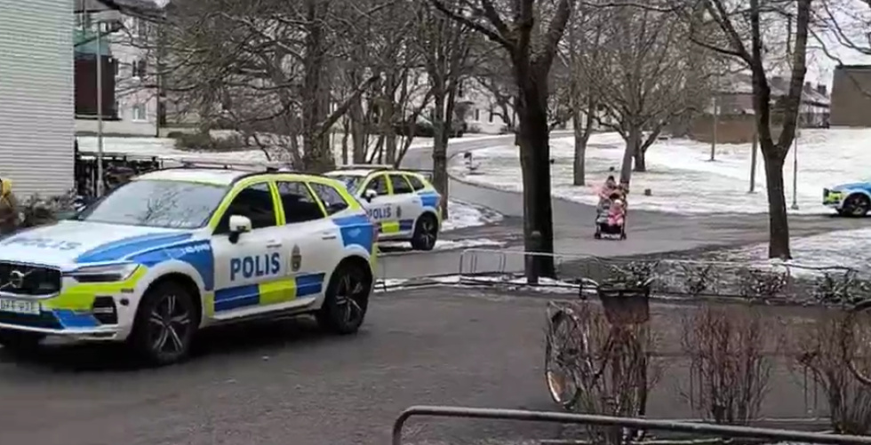 Tre polisbilar befinner sig under lördagen i närheten av Skäggetorp centrum.