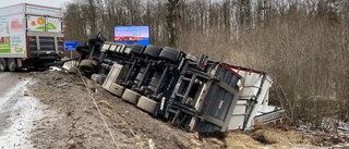 Lastbil körde in i mitträcke – släpet välte ner i diket
