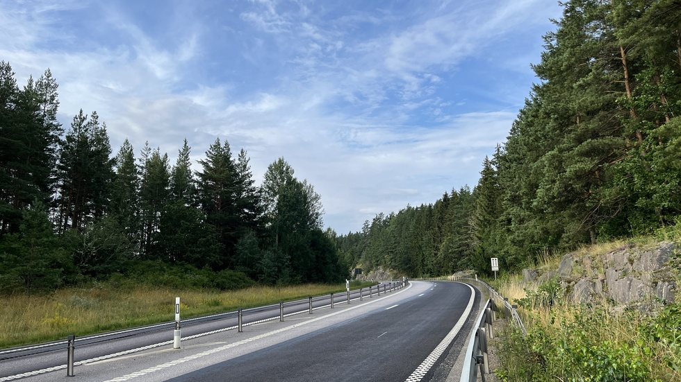 I närheten av kurvan längre fram på bilden ska olyckan ha skett. Det syns inga spår av olyckan när man kör förbi.