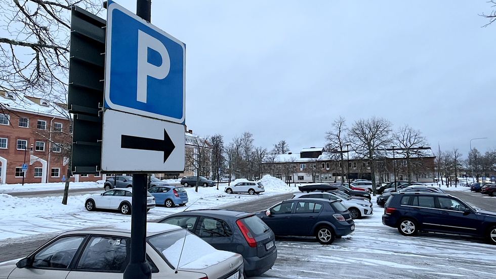 En av de kommunala parkeringarna i Hultsfred finns vid kommunhuset.