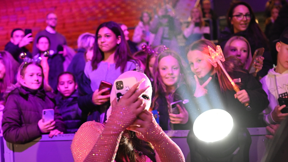 Fröken Snusk tar en selfie med fans efter Melodifestivalens andra deltävling i Göteborg.