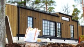 Nu har nya stugbyn på Västervik resort lyfts på plats
