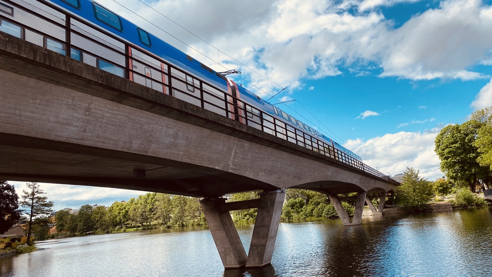 Skribenten vill se höjd flygskatt och en satsning på järnvägen.