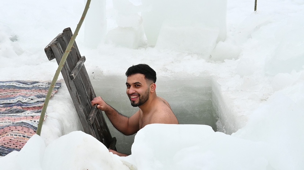 It is the very first time that Nafees Ahmed takes an ice bath and he stays in the water for more than two minutes. "I feel good", he says.
