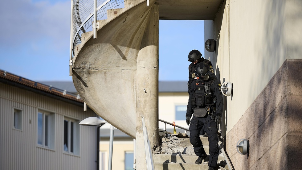 Polisens bombtekniker undersöker fastigheten i Åkersberga där en bomb exploderade på påskaftons morgon.