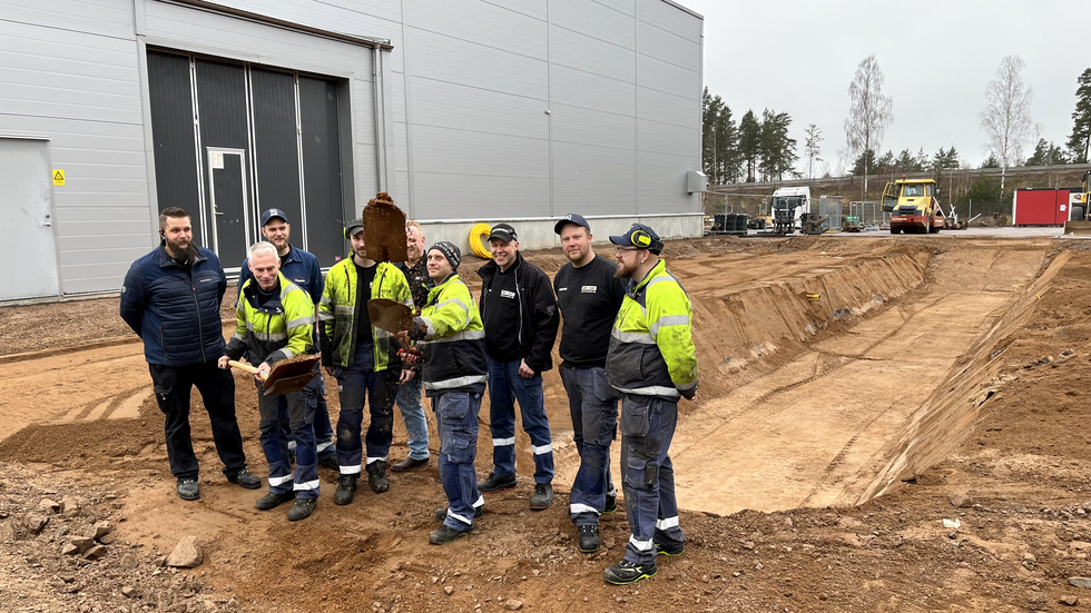 Stefan Stolth och Erik Stefansson fick äran att ta de första symboliska spadtagen för utbyggnaden av Be-Ge Lastbilars verkstad i Hultsfred.