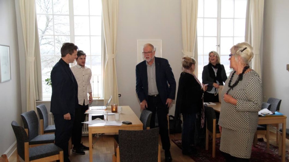 Sven-Inge Karlsson (i mitten) tog avstånd från flyttbeslutet vid  Itsams direktionsmöte .
