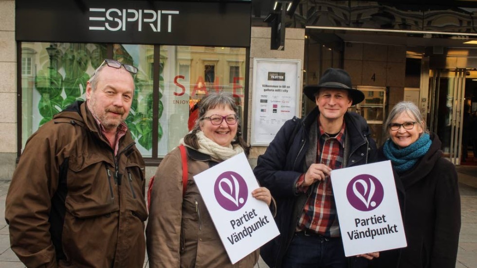 Parti Vändpunkt vill omfördela resurser i samhället så att alla människor kan leva hållbart. Från vänster Karl-Åke Skogsberg, Marie Broström, båda från Västervik och Carl Schlyter, Stockholm och Annika Lillemets, Linköping.