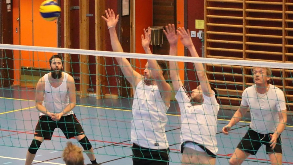Korpen i Hultsfred tog ett uppskattat initiativ och ordnade en volleybollturnering med åtta deltagande lag. Västervik, i svart, besegrade Vimmerby i finalen med 2-0.