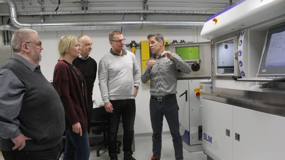 I hjärtat av verksamheten. Kenneth Björklund, Camilla Wedin, Pär Kågefors och Marcus Kvarnberg får en genomgång av Joakim Svensson, hur SLM-maskinen fungerar.