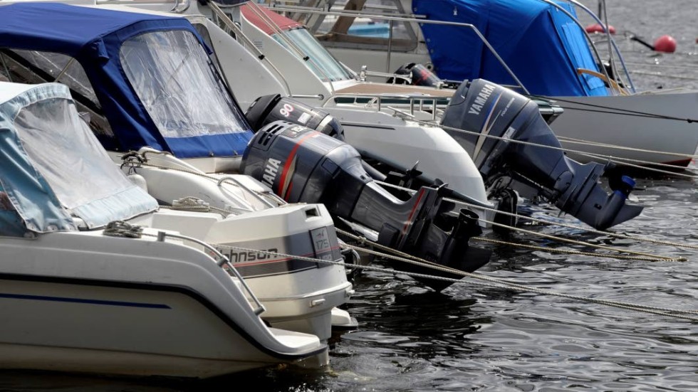 Tre män har åtalats för att ha försökt att stjäla en båtmotor.
