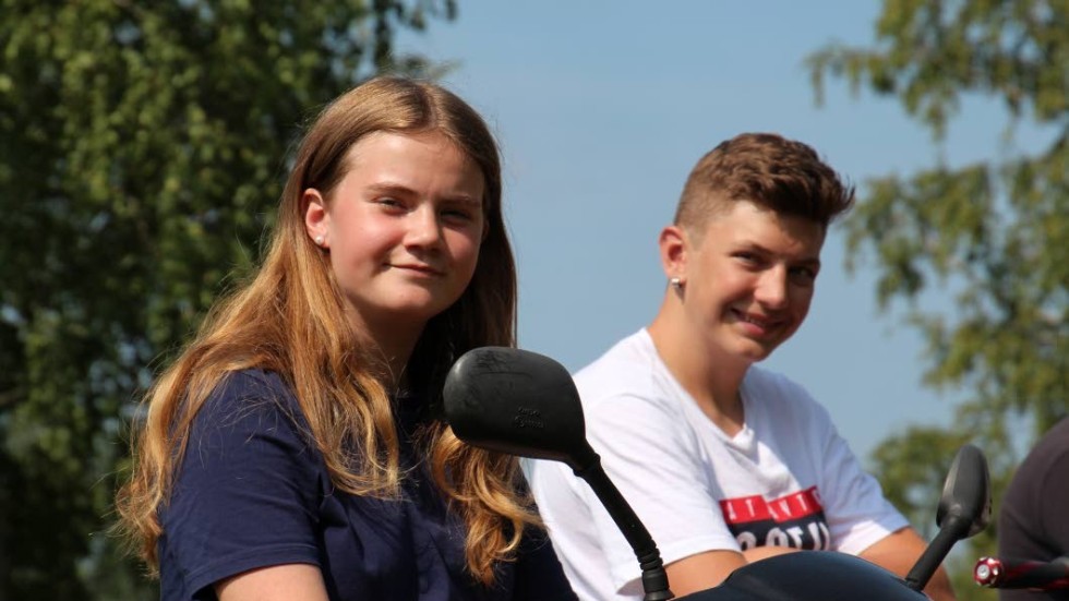 Alva Livestål Eklund är 13 år så hon får vänta med att köra själv men Liam Westrin har nyligen tagit mopedkort, så han kommer få köra själv i år.