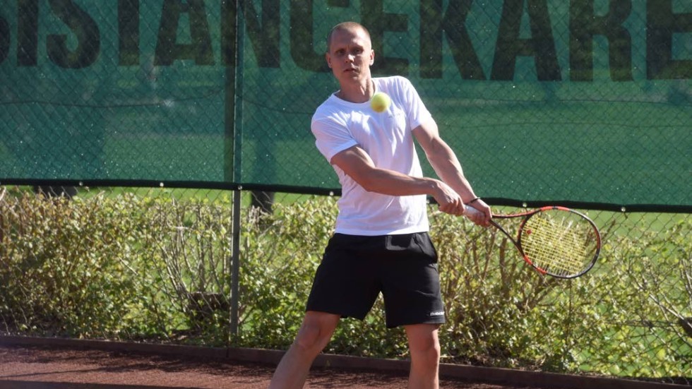 Johan Nilsson vann båda sina matcher när Vimmerby vann tennispremiären.