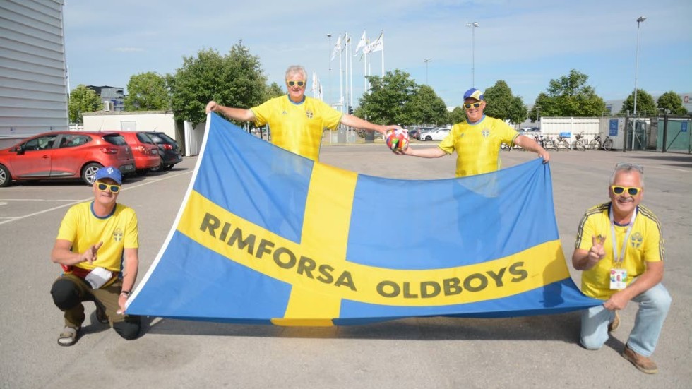 Här är några av medlemmarna i Rimforsa Oldboys som åker till VM i Ryssland för att heja fram Sverige. Johan Lundberg, Böna Hansson, Hasse Karlsson och Christer Andersson är alla taggade. Foto: Dennis Petersson