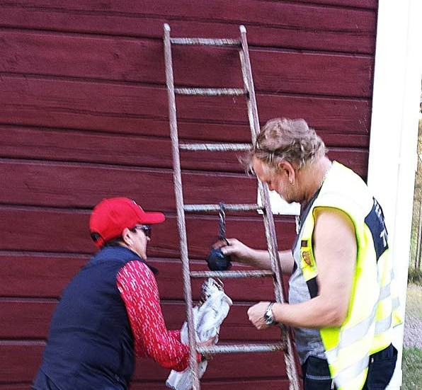 Karin Rosberg väger sin vinnande fisk.